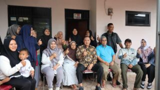 Wali Kota Bekasi, Tri Adhianto, Datangi Nenek Atnah Korban Pencurian Modal Dagang Nasi Uduk